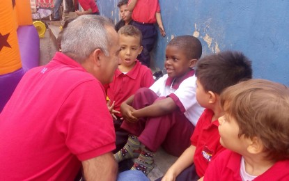 Niñas y niños de Catia entregaron reconocimiento a Freddy Bernal