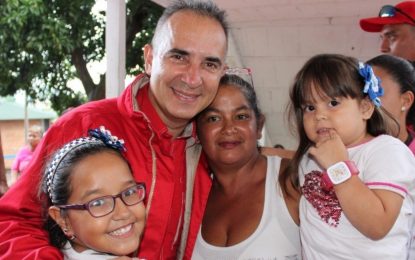 ¡En la calle con el pueblo! Bernal continúa casa por casa