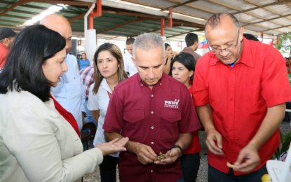 Ministro Freddy Bernal entrega créditos e insumos a productores agrourbanos larenses