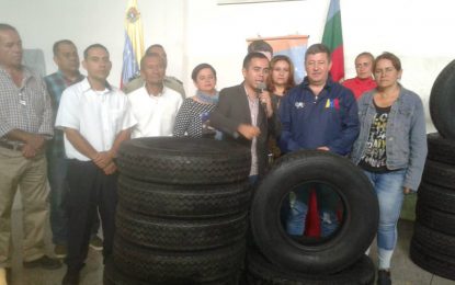 Transportistas del municipio Cárdenas reciben dotación de cauchos del Gobierno Bolivariano