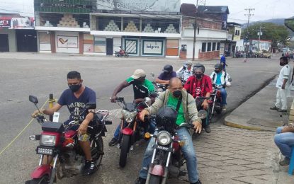 Los motorizados y taxistas recibieron atención especial de despacho de combustible