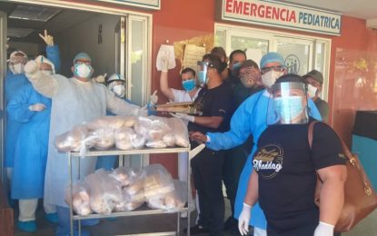Gabinete de Producción entrega panes en el Hospital Seguro Social