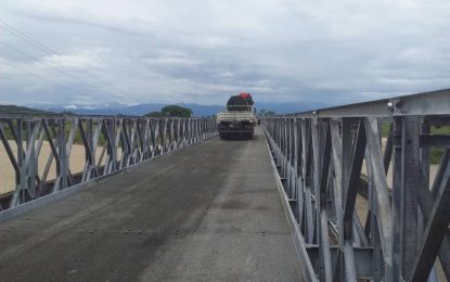 Avanzan trabajos de rehabilitación del puente sobre el río Burgua