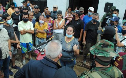 Gobierno Bolivariano atiende familias afectadas por la crecida del río Carapo en Táchira