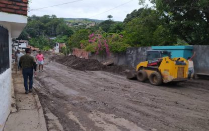 Remueven 18 toneladas de lodo y barro en la parroquia Cipriano Castro