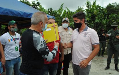 Entregan títulos de tierra a 40 familias campesinas de La Tendida