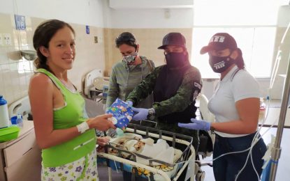 Funcionarios entregan regalos en el Hospital Patrocinio Peñuela Ruiz