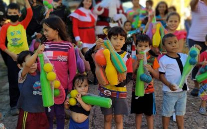 Niños y niñas en Cárdenas recibieron regalos navideño