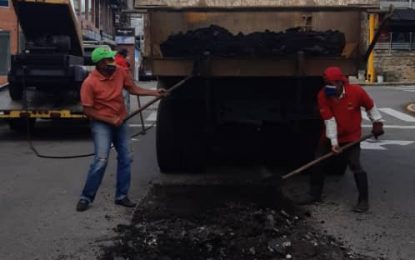 Gabinete de Infraestructura aplica 120 toneladas de asfalto en barriadas de San Cristóbal