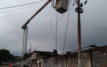 Efectúa mantenimiento preventivo en la instalación eléctrica de la comunidad Jordán Cañitos