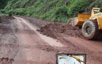 Protectorado limpia vías obstruidas por material lodoso en los municipios Jauregui y Seboruco