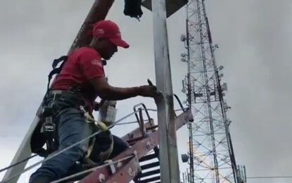 Operarios de Corpoelec rehabilitan alumbrado público en la avenida Rotaría de San Cristóbal