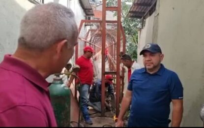 Mejoran estructura de la pasarela que comunica los sectores 8 de Diciembre y Monseñor Ramírez