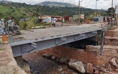 Bernal anuncia que colocaron concreto en la placa del puente sobre la quebrada La Chivata