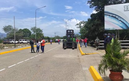 Venezuela retira contenedores del puente Santander en Ureña