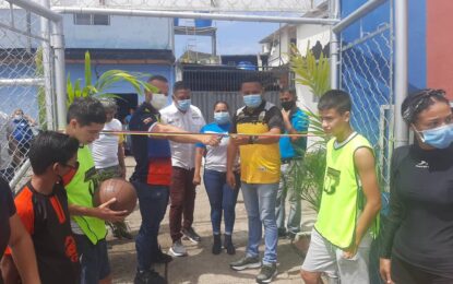 Reanudan juegos de voleibol y fútbol sala en la Cancha La Quiracha