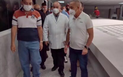 Gobernador inspeccionó trabajos de rehabilitación del área de diálisis del Hospital Central