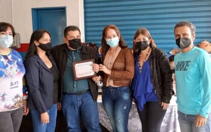 Gremio educativo entrega reconocimiento al director Yunior Clavijo Martínez