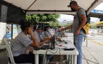 Colombianos residentes en Venezuela ejercen su derecho al voto en la frontera