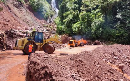 Gobernación trabaja en el despeje de más de 18 derrumbes en la vía Chorro El Indio