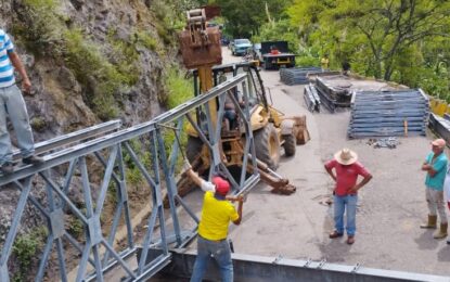 Gobernador Bernal inspecciona trabajos de colocación de Puente sobre el río Grita