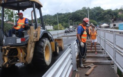 80% de avance tiene la rehabilitación del puente sobre el rio Chúruru