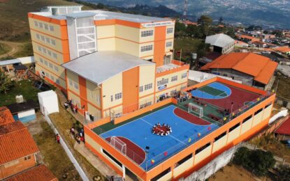 Gobernador Bernal: “Muy feliz de inaugurar el Liceo Hugo Chávez, una obra de lujo”