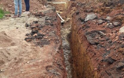 Sustituyen tuberías de aguas servidas en calle 14 de Táriba