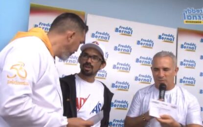 Organización de Vuelta al Táchira entrega premio al campeón José Alarcón