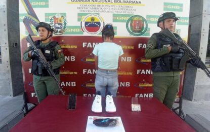 Ciudadana caminaba sobre zapatos con droga y fue detectada por la FANB