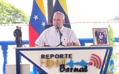 Familias de García de Hevia reciben la titularidad de tierra de manos del gobernador Bernal