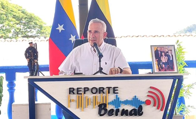 Familias de García de Hevia reciben la titularidad de tierra de manos del gobernador Bernal