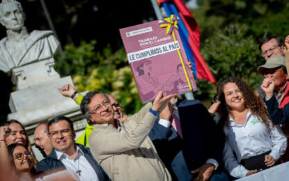 Gustavo Petro convierte Reforma Laboral en ley de la República de Colombia