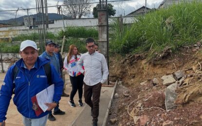 Avanza rehabilitación de la Cancha en la Escuela Francisco de Paula Reina