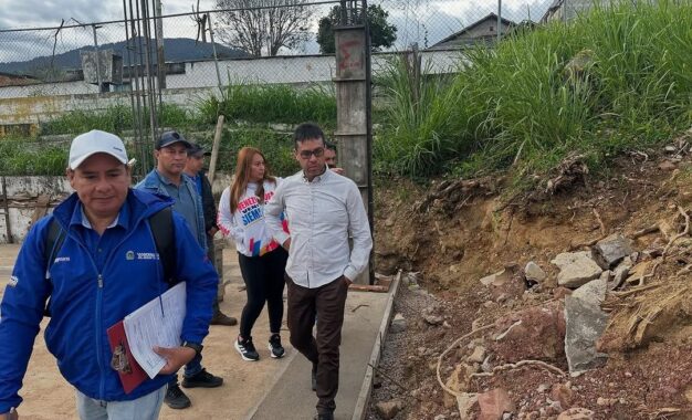 Avanza rehabilitación de la Cancha en la Escuela Francisco de Paula Reina