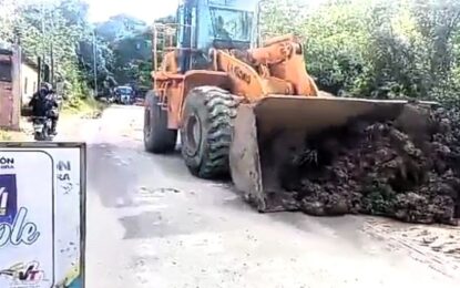Avanza Limpieza y despeje de derrumbes en la Local 09 tramo Tonono El Pueblito