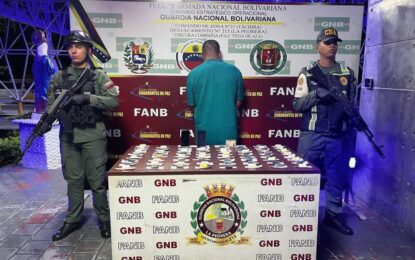 Viajaba a Caracas con más de un kilo de droga en su interior