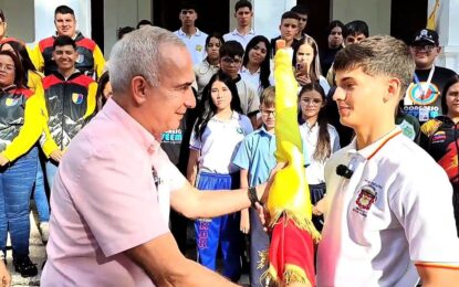 Gobernador Bernal abandera delegación rumbo a Congreso Nacional de Estudiantes